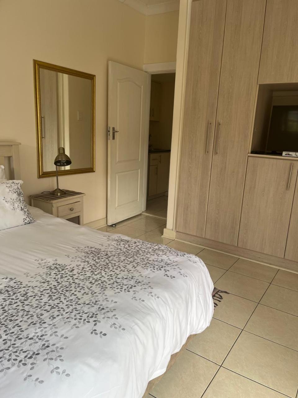 At Sta-Plus Guest House Port Elizabeth Exterior foto